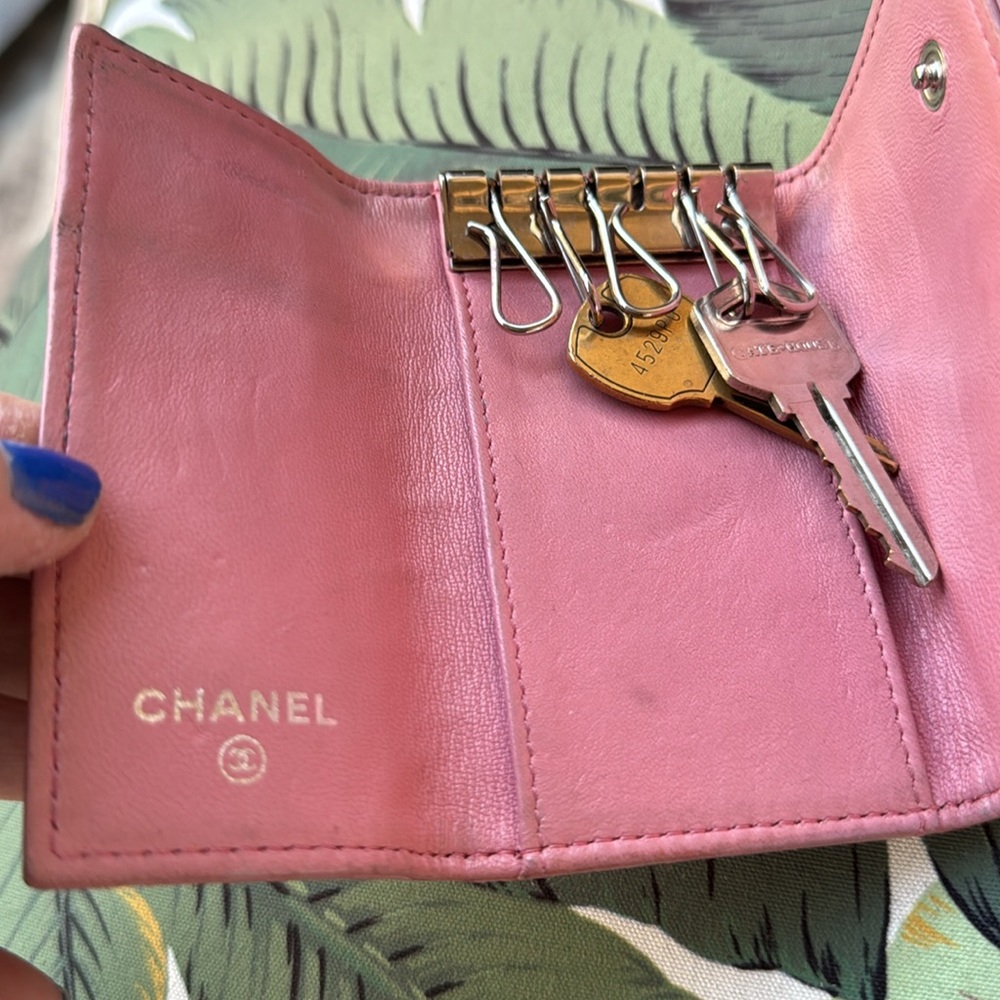 🌸🌸Amazing  camellia. Chanel key Cles in Lucious leather and perfect pink. 🌸🌸 - Picture 4 of 7